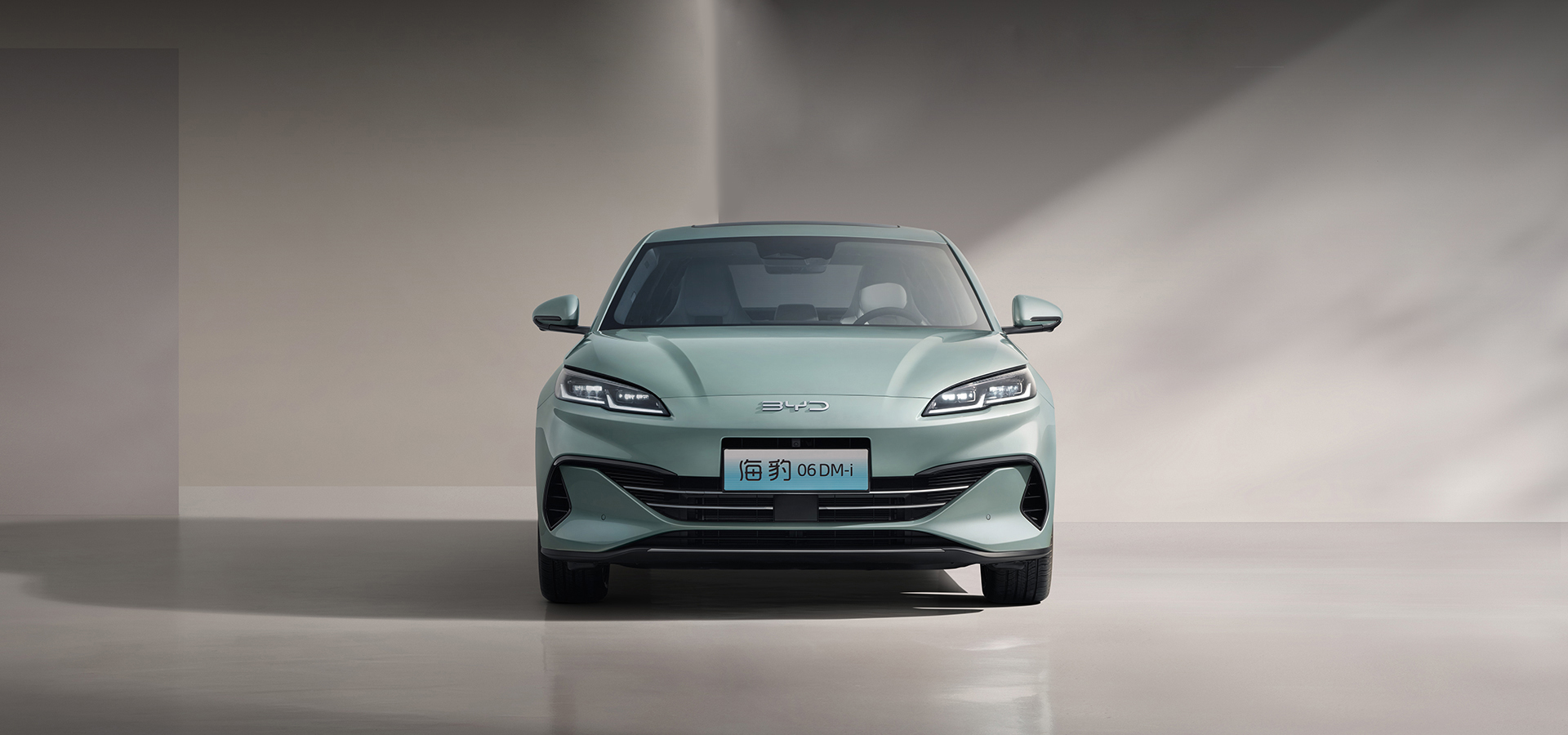 Гібридний автомобіль BYD Seal 06 DM-i